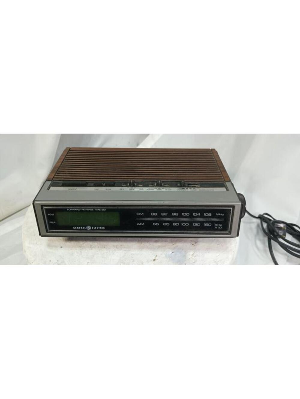 GE General Electric 7-4655A AM/FM Clock Radio Walnut Grain Vintage Tested